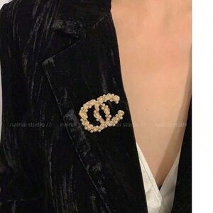 NWT Luxurious Gold and Pearl C C Design Interlocking Brooch